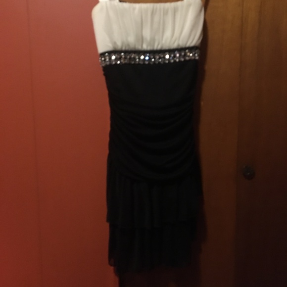 White & Black Jewelled Dress - Picture 2 of 7